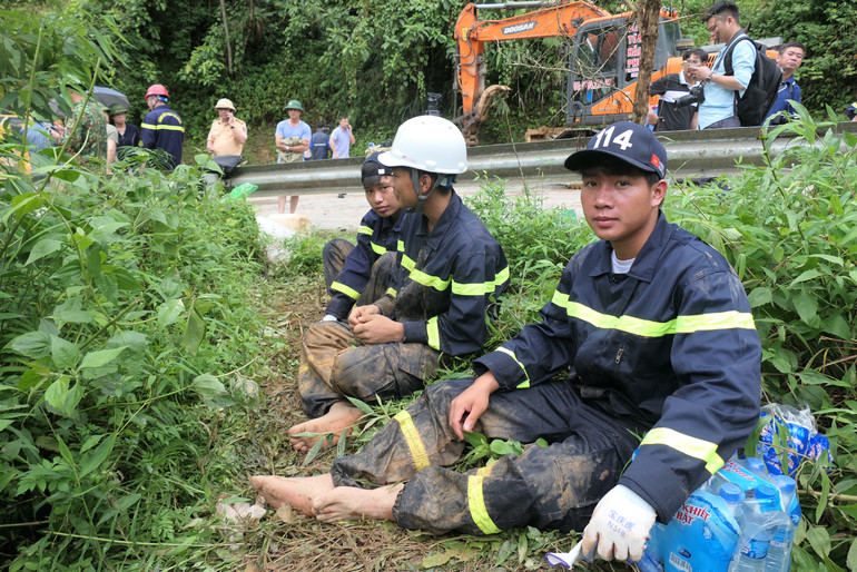 Hạ sĩ Lý A Thiện, Phòng Cảnh sát phòng cháy, chữa cháy và cứu nạn, cứu hộ, Công an tỉnh Hà Giang được thay ca sau nhiều giờ đồng hồ cùng đồng đội thực hiện công tác tìm kiếm cứu nạn.
