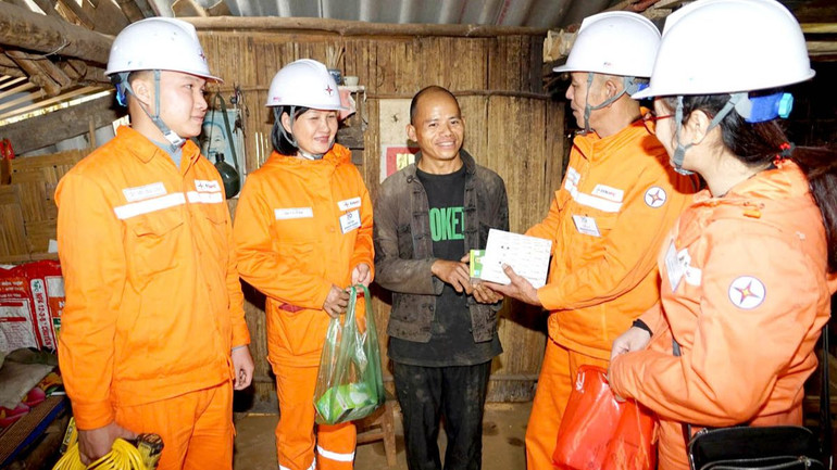 Công ty Điện lực Hà Giang tri ân khách hàng có hoàn cảnh khó khăn tại huyện Vị Xuyên.