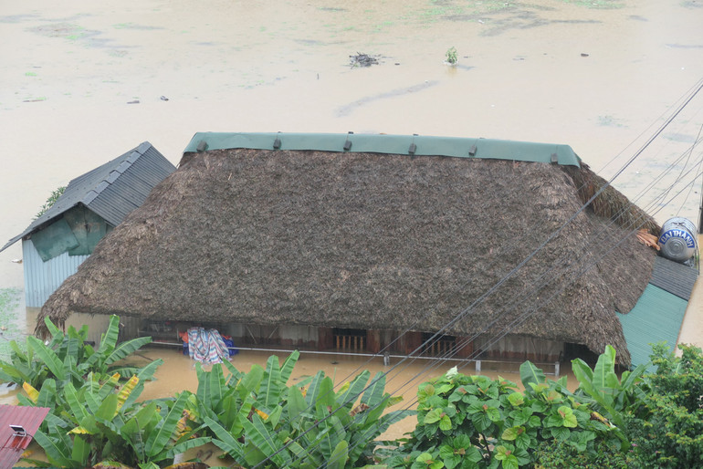 Nhiều nhà dân ở xã Phương Thiện, thành phố Hà Giang ngập sâu trong nước.