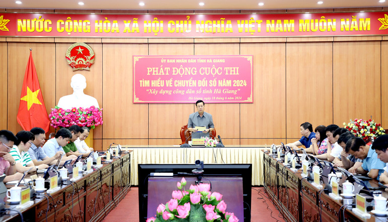 Chủ tịch Ủy ban nhân dân tỉnh Hà Giang Nguyễn Văn Sơn phát động cuộc thi.