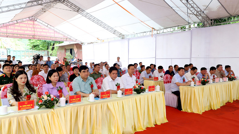 Các đại biểu dự Lễ khởi công nâng cấp, mở rộng Quốc lộ 2. Các đại biểu dự Lễ khởi công nâng cấp, mở rộng Quốc lộ 2.