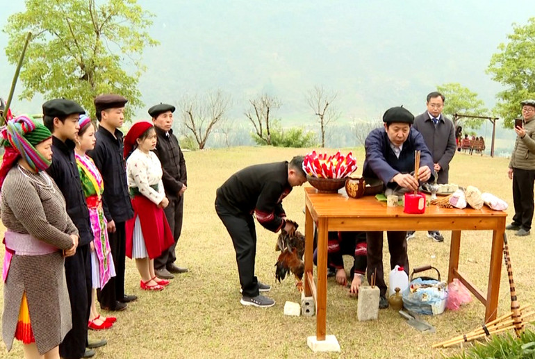 Lễ hội Gầu Tào truyền thống của người H'Mông được tái hiện tại Khu du lịch H’Mông Village, huyện Quản Bạ, tỉnh Hà Giang.