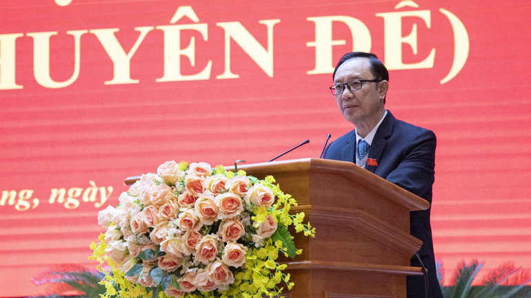 Đồng chí Thào Hồng Sơn, Chủ tịch Hội đồng nhân dân tỉnh Hà Giang phát biểu bế mạc kỳ họp. Đồng chí Thào Hồng Sơn, Chủ tịch Hội đồng nhân dân tỉnh Hà Giang phát biểu bế mạc kỳ họp.