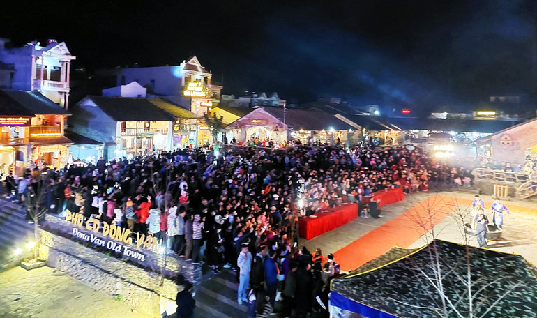 Đêm phố cổ Đồng Văn.