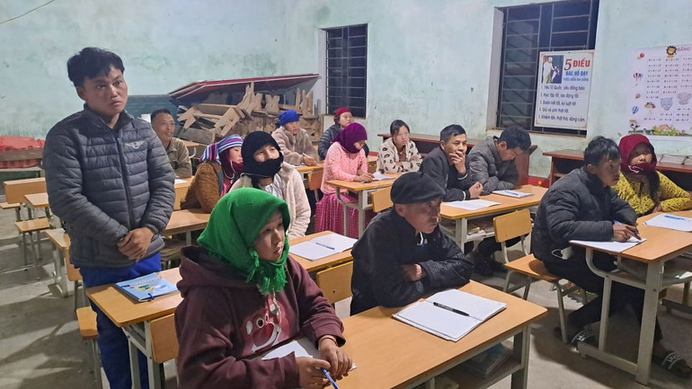 Lớp học xóa mù được dạy song ngữ để học viên dễ hiểu, dễ nhớ.