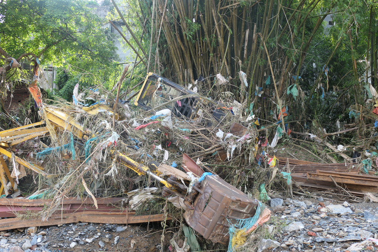 Nhiều máy móc của đơn vị thi công đập dâng nước tạo cảnh quan thành phố Hà Giang bị hư hỏng nặng.