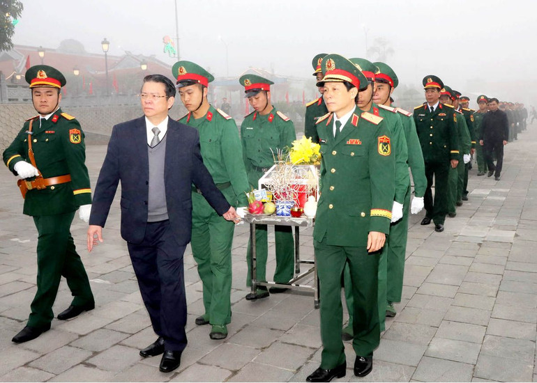 Các đồng chí lãnh đạo tỉnh Hà Giang và Quân khu 2 tham gia lễ truy điệu và an táng hài cốt liệt sĩ tại Nghĩa trang liệt sĩ Vị Xuyên.