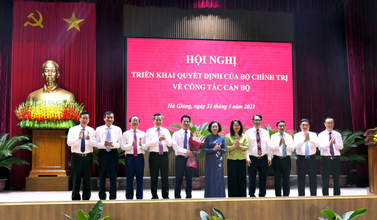 Đồng chí Trương Thị Mai và lãnh đạo Ban Tổ chức Trung ương, Văn phòng Trung ương Đảng, lãnh đạo tỉnh Hà Giang tặng hoa chúc mừng đồng chí Đặng Quốc Khánh.