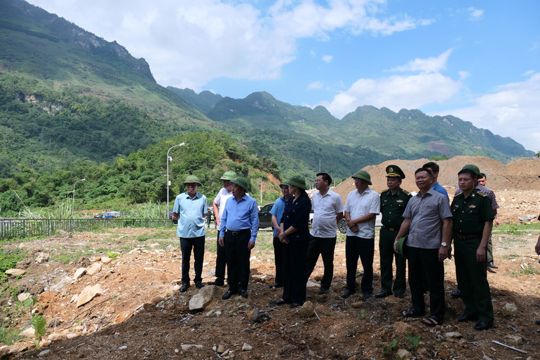 Các đồng chí lãnh đạo tỉnh Hà Giang kiểm tra tình hình triển khai các dự án tại Khu Kinh tế Cửa khẩu Thanh Thủy.