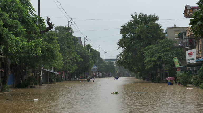 Đường Lý Thường Kiệt, phường Ngọc Hà, thành phố Hà Giang ngập sâu trong nước.