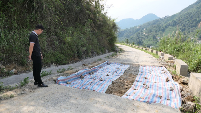 Các điểm bị bong, tróc được đục toàn bộ mặt đường bê-tông để đổ lại mặt đường bê-tông mới.