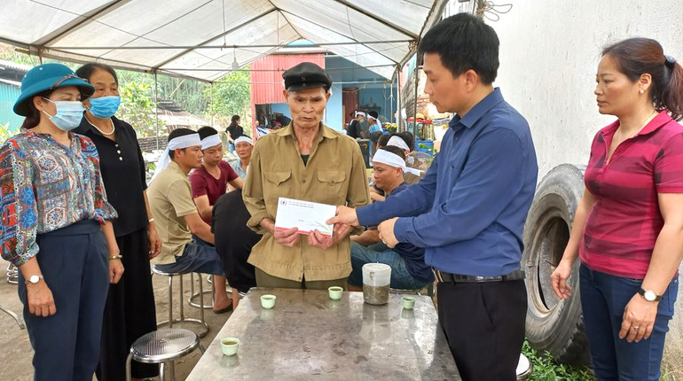 Lãnh đạo huyện Vị Xuyên thăm hỏi gia đình nạn nhân vụ lật thuyền trên sông Lô. (Ảnh: CTV)