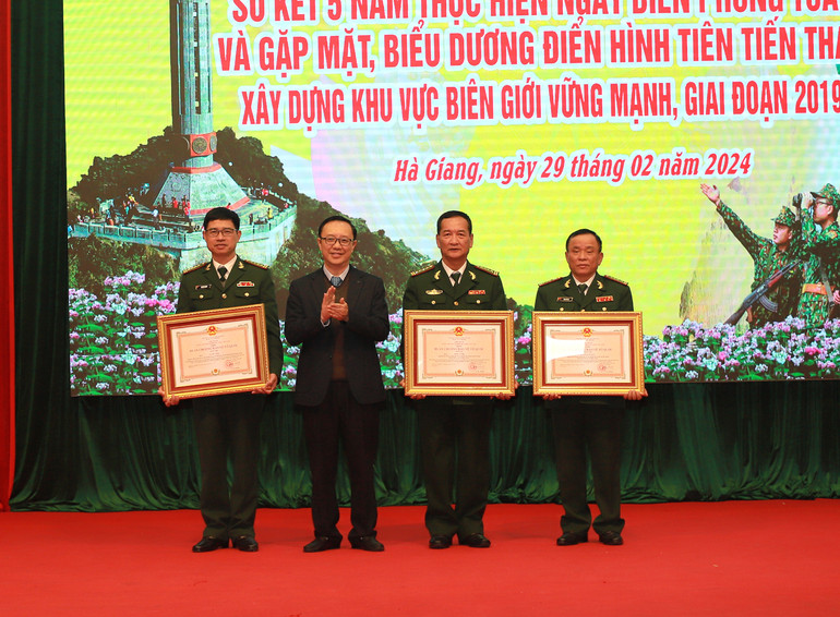 Thừa ủy quyền của Chủ tịch nước, đồng chí Thào Hồng Sơn, Phó bí thư Thường trực Tỉnh ủy, Chủ tịch Hội đồng nhân dân tỉnh Hà Giang trao Huân chương Bảo vệ Tổ quốc hạng Hai và hạng Ba cho 3 cá nhân.