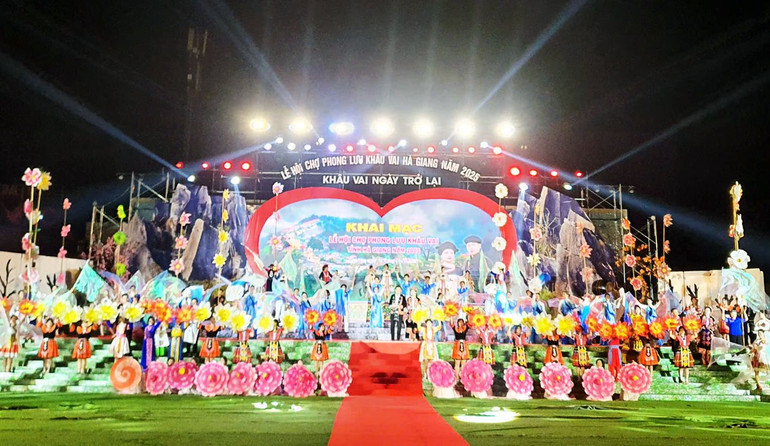 Chương trình nghệ thuật trong lễ khai mạc do hàng trăm diễn viên chuyên nghiệp và không chuyên biểu diễn để lại ấn tượng sâu sắc trong lòng khán giả.