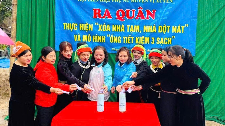 Thành lập nhóm phụ nữ tham gia mô hình "Ống tiết kiệm 3 sạch" tại xã Phương Tiến, huyện Vị Xuyên, tỉnh Hà Giang.