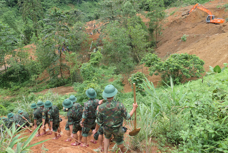 Bộ Chỉ huy Quân sự tỉnh Hà Giang huy động gần 100 cán bộ, chiến sĩ tham gia công tác tìm kiếm cứu nạn.