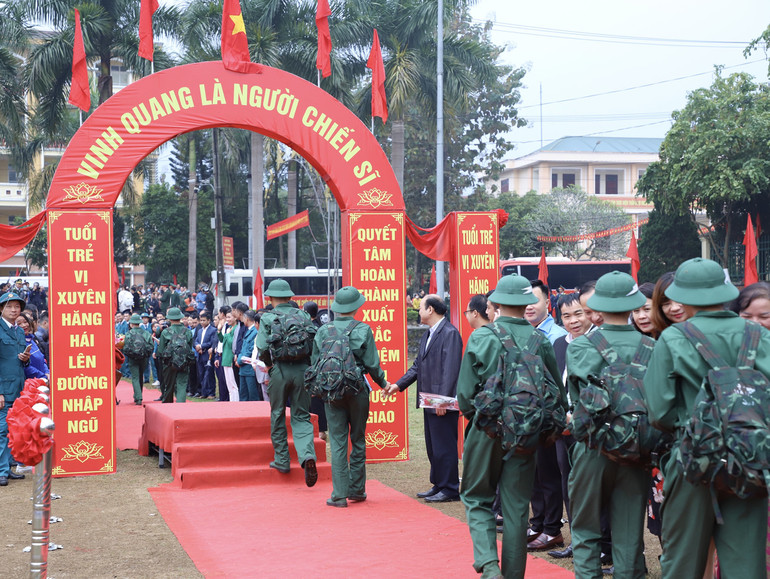 Thanh niên Hà Giang hăng hái lên đường nhập ngũ.