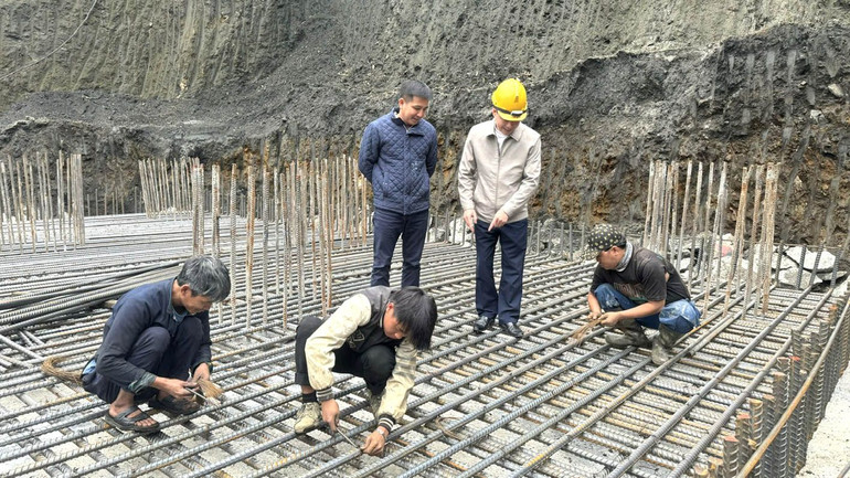 Cán bộ Ban Quản lý dự án đầu tư xây dựng công trình tỉnh Hà Giang thường xuyên có mặt tại hiện trường để kiểm tra, đốc thúc tiến độ thi công.