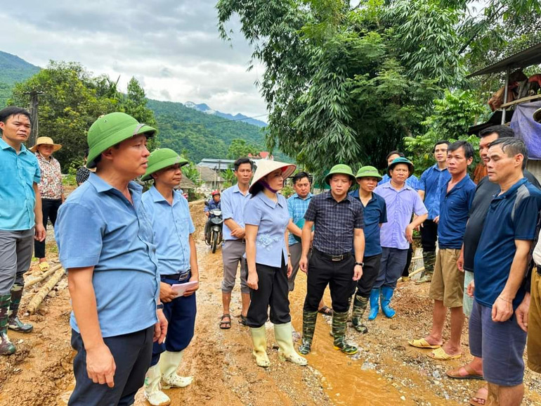 Lãnh đạo huyện Bắc Mê kiểm tra tình hình thực tế tại điểm có nguy cơ sạt lở cao, yêu cầu chính quyền địa phương di dời các hộ dân đến nơi an toàn.