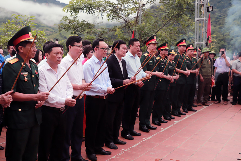 Nguyên Chủ tịch nước Trương Tấn Sang và lãnh đạo tỉnh Hà Giang viếng các Anh hùng, liệt sĩ tại Nghĩa trang Liệt sĩ Vị Xuyên.