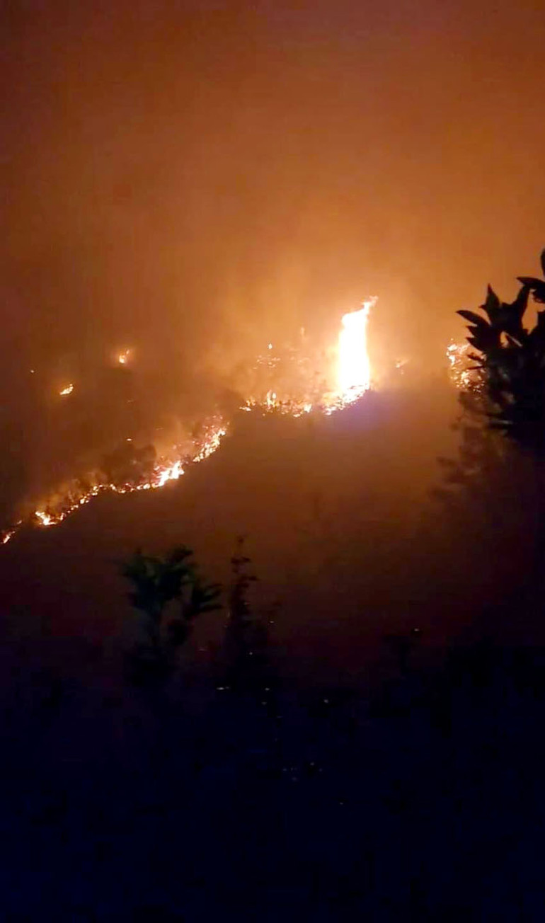 Đám cháy bùng phát trong đêm ngày 26/4.