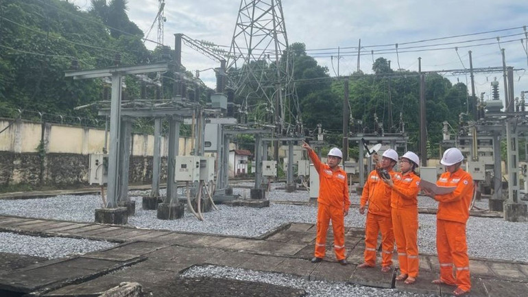 Xí nghiệp Lưới điện Cao thế Hà Giang kiểm tra việc vận hành các trạm biến áp, đường dây nhằm bảo đảm an toàn cho hệ thống.