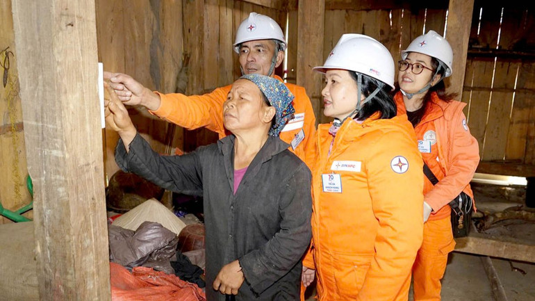 Công nhân Công ty Điện lực Hà Giang lắp đặt, hướng dẫn người dân sử dụng điện an toàn, tiết kiệm.