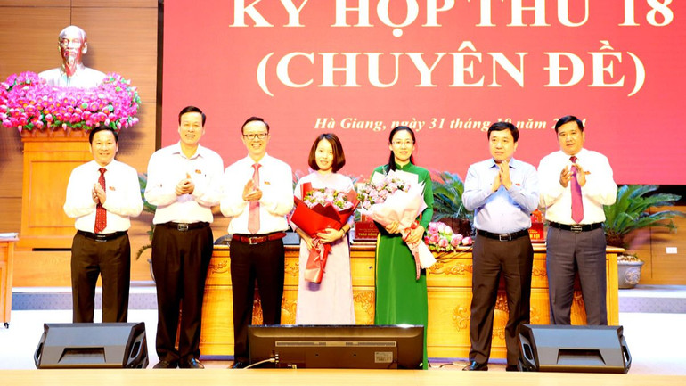 Các đồng chí lãnh đạo tỉnh Hà Giang tặng hoa chúc mừng các đại biểu được bầu giữ chức danh mới và được miễn nhiệm để nhận nhiệm vụ mới. Các đồng chí lãnh đạo tỉnh Hà Giang tặng hoa chúc mừng các đại biểu được bầu giữ chức danh mới và được miễn nhiệm để nhận nhiệm vụ mới.