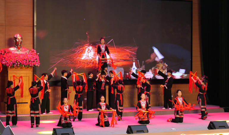 Tiết mục văn nghệ tại hội nghị mang đậm bản sắc văn hóa vùng cao Hà Giang.