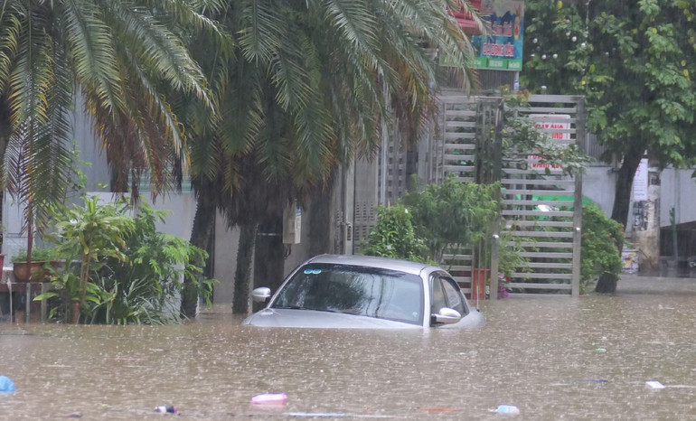 Do nước dâng cao trong đêm, nhiều hộ dân không kịp di dời tài sản.