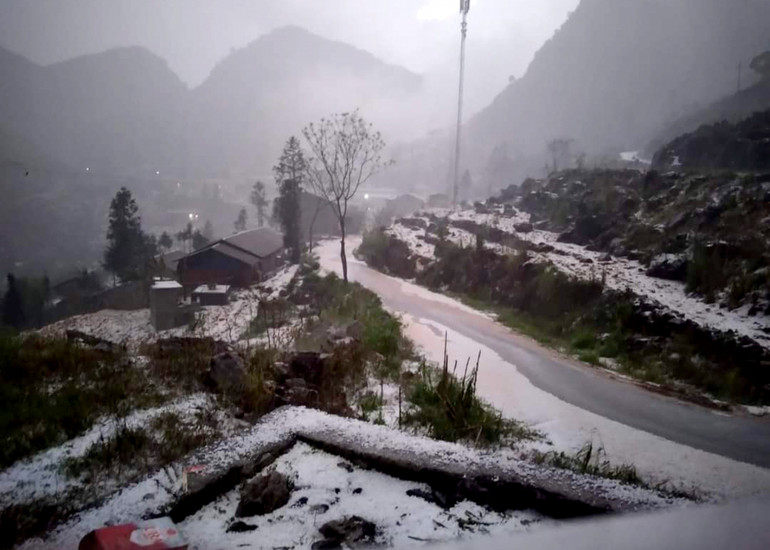 Mưa đá trắng xóa ruộng vườn tại Mèo Vạc.