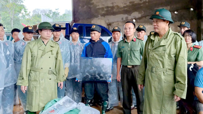 Chủ tịch Ủy ban nhân dân tỉnh Hà Giang Nguyễn Văn Sơn động viên lực lượng tham gia công tác cứu hộ, cứu nạn vụ sạt lở đất trên Quốc lộ 2.