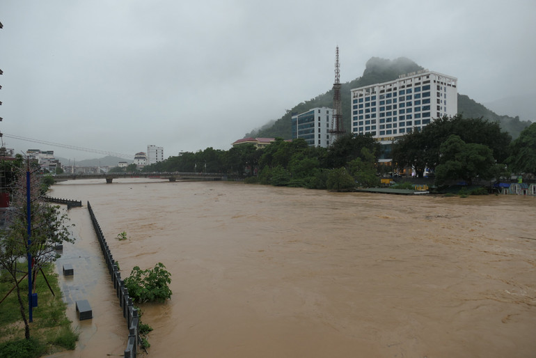 Nước sông Lô vẫn ở mức cao, tỉnh Hà Giang chỉ đạo các địa phương tiếp tục nắm bắt diễn biến thời tiết để ứng phó kịp thời khi có tình huống thiên tai xảy ra.