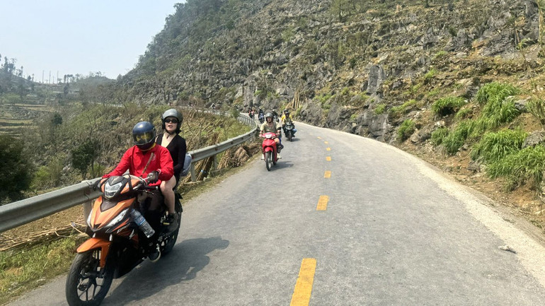 Hàng dài những chiếc xe máy chở khách du lịch ngoại quốc trải nghiệm cung đường đèo hiểm trở trên Cao nguyên đá Đồng Văn.