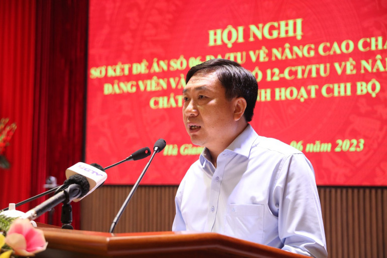 Đồng chí Nguyễn Mạnh Dũng, Quyền Bí thư Tỉnh ủy Hà Giang phát biểu tại hội nghị.