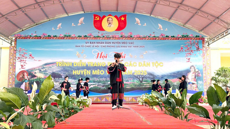 Các đội thi sẽ tham gia hai phần thi, thi trình diễn trang phục và thi năng khiếu.