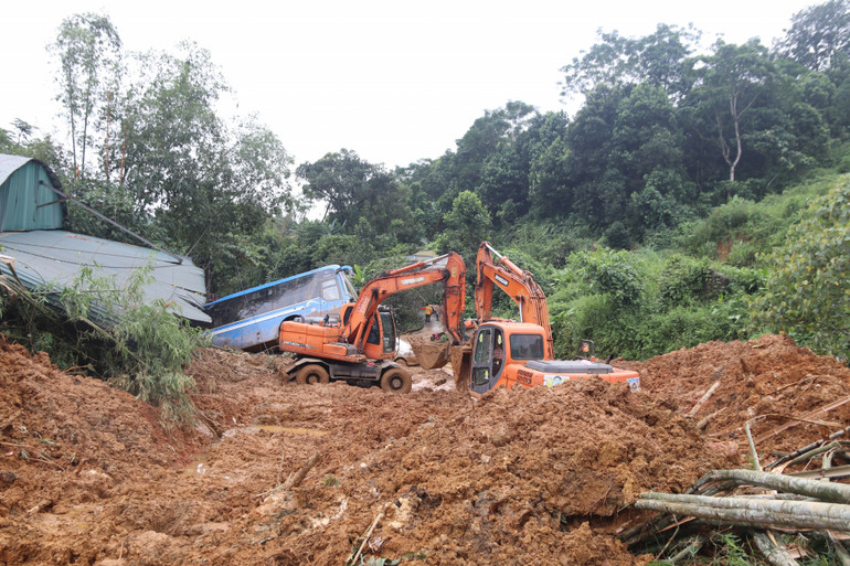 Công tác tìm kiếm người mất tích vẫn đang được các lực lượng chức năng khẩn trương thực hiện.