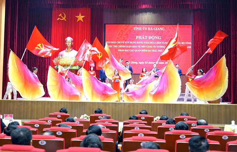 Văn nghệ chào mừng tại lễ phát động Giải báo chí viết về xây dựng Đảng.