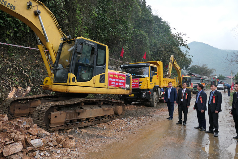 Thực hiện khâu đột phá về giao thông, nhiều tuyến đường tỉnh được khởi công nâng cấp.