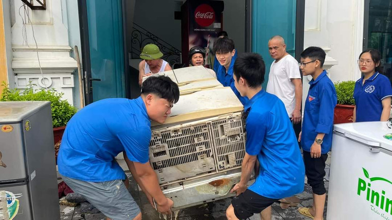 Đoàn viên, thanh niên phường Quang Trung, thành phố Hà Giang hỗ trợ nhân dân khắc phục hậu quả ngập úng. Đoàn viên, thanh niên phường Quang Trung, thành phố Hà Giang hỗ trợ nhân dân khắc phục hậu quả ngập úng.