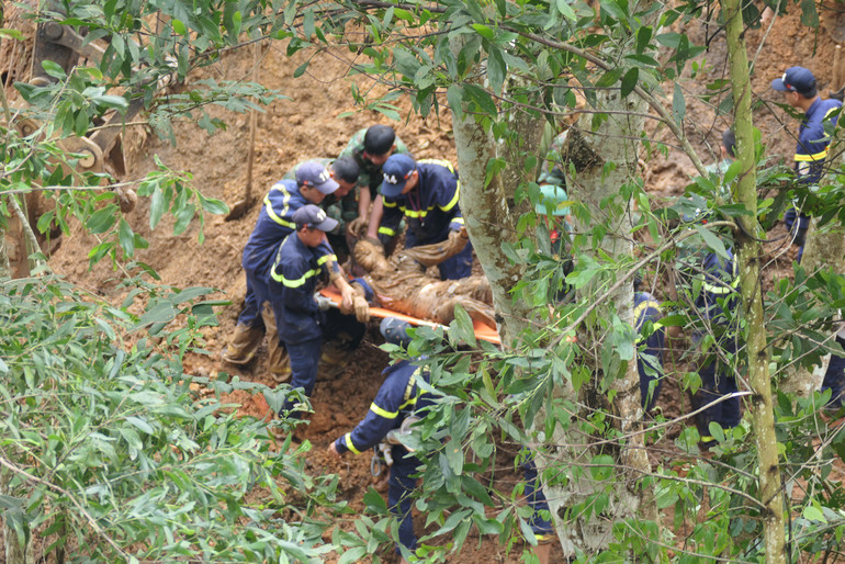 Đến 11 giờ ngày 13/7, lực lượng chức năng đã tìm kiếm được 12 người, trong đó có 9 người tử vong.