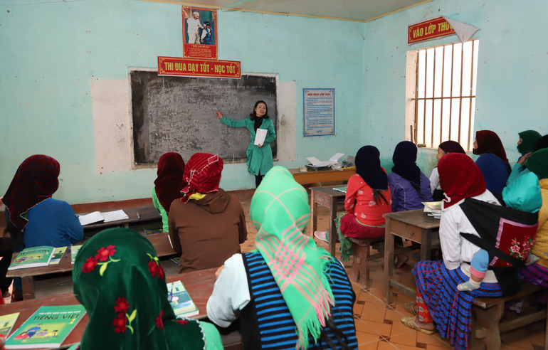 Những lớp học xóa mù ở Hà Giang được triển khai từ nguồn vốn Chương trình mục tiêu quốc gia phát triển kinh tế-xã hội vùng đồng bào dân tộc thiểu số và miền núi.