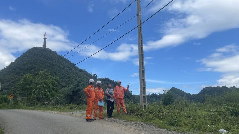 Công nhân Điện lực Đồng Văn khảo sát đưa điện về điểm cực bắc, xã Lũng Cú.