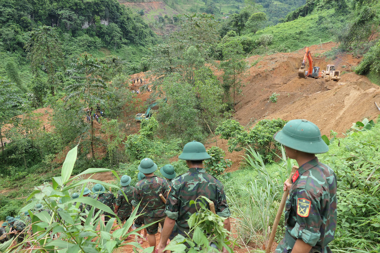 Bộ Chỉ huy Quân sự tỉnh Hà Giang huy động lực lượng xuống hiện trường thực hiện công tác tìm kiếm, cứu nạn.
