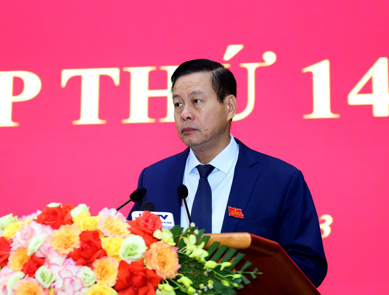 Chủ tịch Ủy ban nhân dân tỉnh Hà Giang Nguyễn Văn Sơn phát biểu tại kỳ họp.