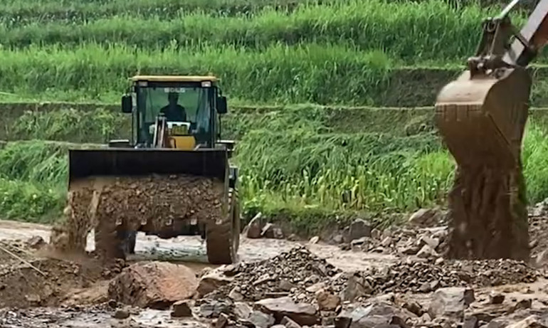 Chính quyền các địa phương cử nhân lực, máy móc san gạt đất đá để sớm thông tuyến cho người dân đi lại.