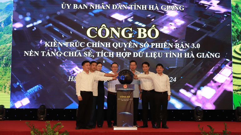 Các đồng chí lãnh đạo tỉnh Hà Giang ấn nút công bố kiến trúc chính quyền điện tử 3.0 và nền tảng chia sẻ tích hợp dữ liệu LGSP tỉnh Hà Giang.