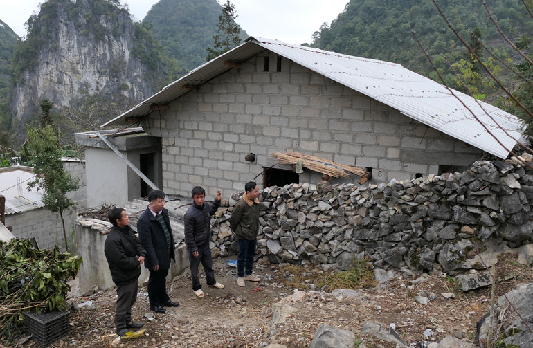 Gia đình anh Lầu Mí Pó, thôn Chó Do, xã Cán Chu Phìn, huyện Mèo Vạc được hỗ trợ tiền để xóa nhà tạm, ổn định cuộc sống.