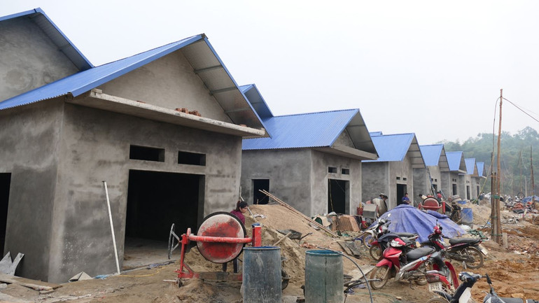 Người dân xây dựng nhà mới tại khu tái định cư theo cùng mẫu thiết kế.