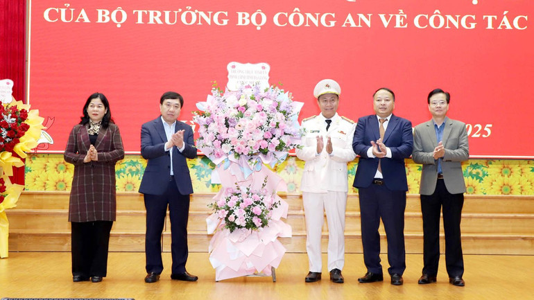 Các đồng chí lãnh đạo tỉnh Hà Giang tặng hoa chúc mừng Đại tá Nguyễn Đức Thuận.